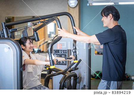 パーソナルトレーナーの指導を受ける女性 83894219