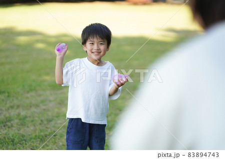 水風船で遊ぶ親子 83894743