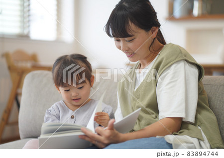 絵本を読む親子 絵本を読む親子 83894744