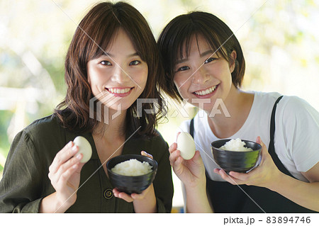 卵かけご飯を食べる女性 83894746
