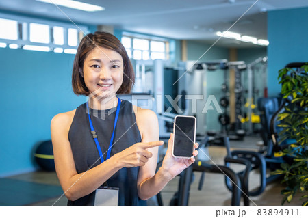スポーツジムで働くスポーツトレーナー(スマホ) スポーツジムで働くスポーツトレーナー(スマホ) 83894911