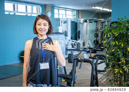 スポーツジムで働くスポーツトレーナー スポーツジムで働くスポーツトレーナー 83894929