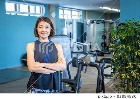 スポーツジムで働くスポーツトレーナー 83894930