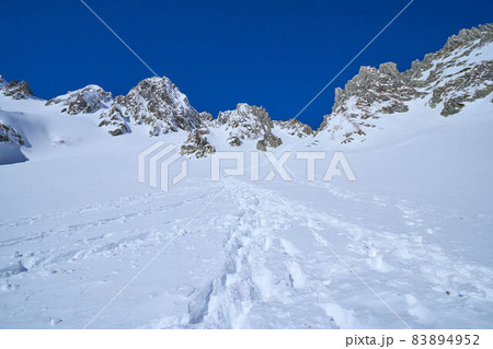冬の長野県駒ヶ根市の千畳敷カールの八丁坂付近から乗越浄土方面を見上げる 冬の長野県駒ヶ根市の千畳敷カールの八丁坂付近から乗越浄土方面を見上げる 83894952