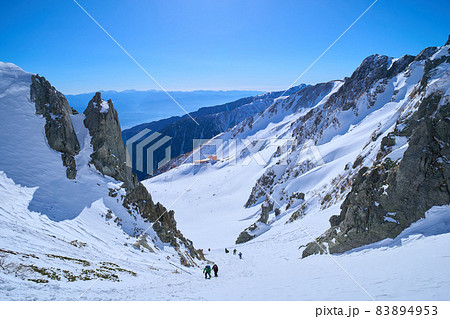 冬の長野県駒ヶ根市 駒ヶ岳の乗越浄土への登山中に千畳敷カール方面を見る 83894953
