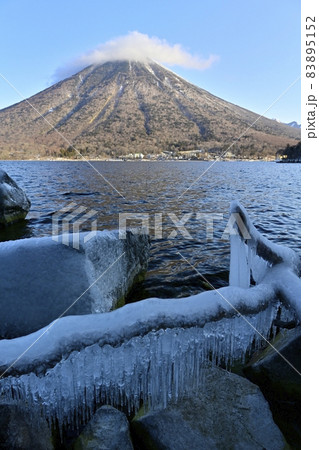 中禅寺湖のしぶき氷と笠雲かかる男体山 中禅寺湖のしぶき氷と笠雲かかる男体山 83895152