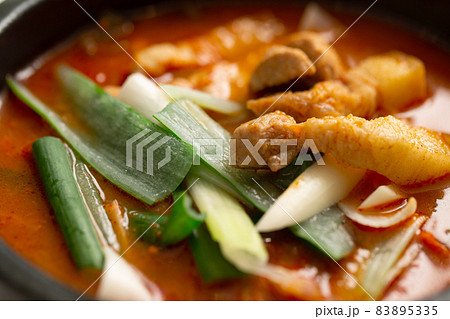 豚肉のキムチチゲ　韓国料理 83895335