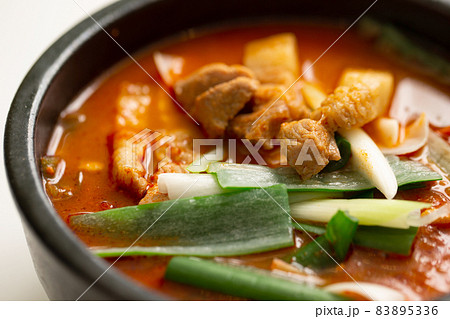 豚肉のキムチチゲ　韓国料理 83895336