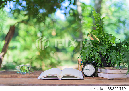 Books, stationery supplies are at the desk. 83895550