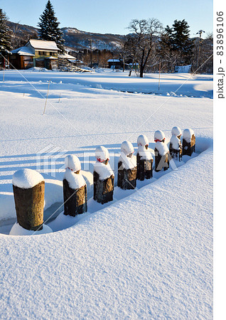 雪が積もった並んだお地蔵さん 83896106