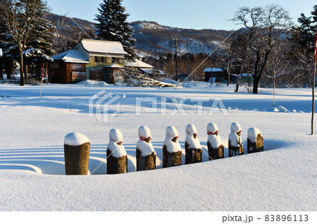 雪が積もった並んだお地蔵さん 雪が積もった並んだお地蔵さん 83896113