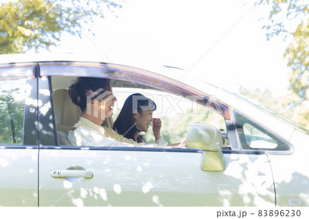 ドライブデートを楽しむ男女 ドライブデートを楽しむ男女 83896230
