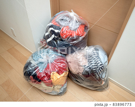 断捨離イメージ　衣類の廃棄 83896773