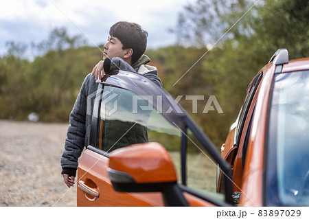 車と男性 車と男性 83897029