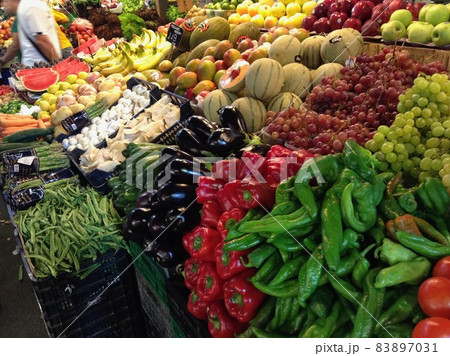 バルセロナのボケリア市場のカラフルな野菜や果物 83897031