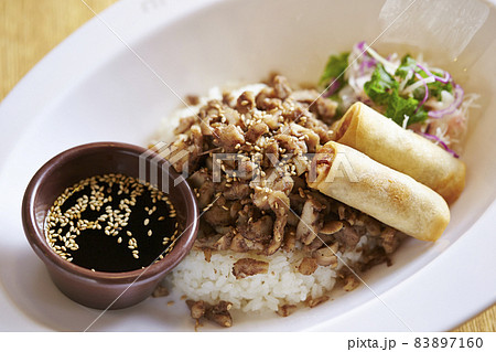 創作アジア料理　ガパオ風牛丼と揚げ春巻き 83897160