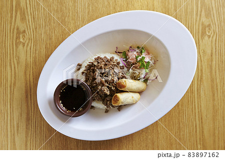創作アジア料理　ガパオ風牛丼と揚げ春巻き 83897162