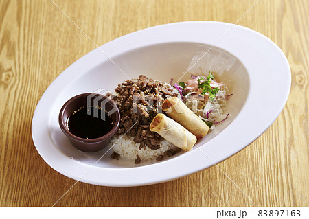 創作アジア料理　ガパオ風牛丼と揚げ春巻き 83897163