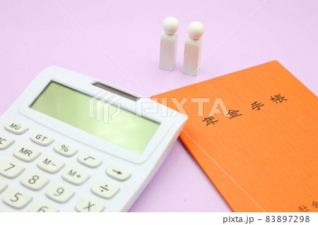 年金手帳と電卓 83897298