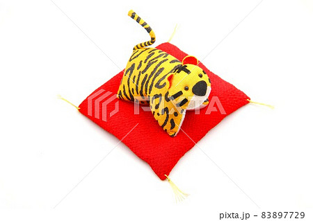 座布団の上に座る虎 座布団の上に座る虎 83897729