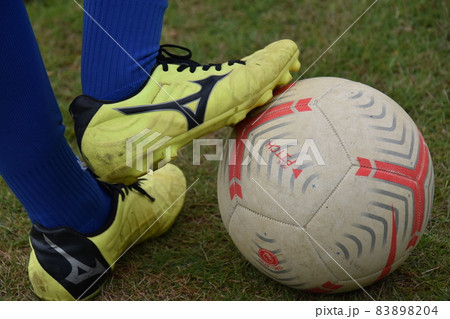 ドリブルの練習 サッカーボールと脚さばきの写真素材 04