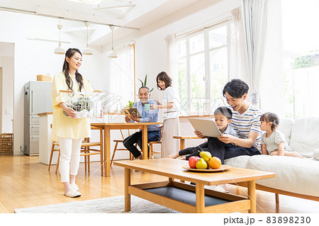 リビングでくつろぐ三世代家族 83898230