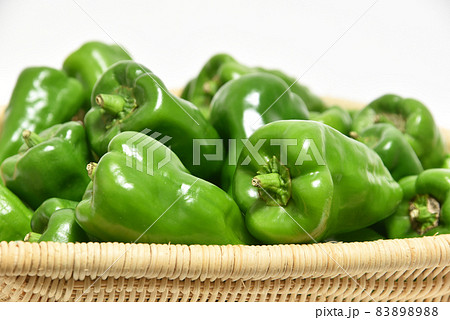 かごに入れられたピーマン 83898988