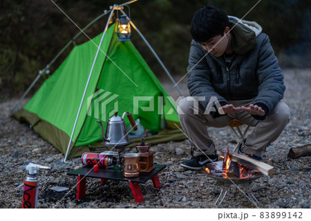 ソロキャンプで焚火を楽しむ ソロキャンプで焚火を楽しむ 83899142