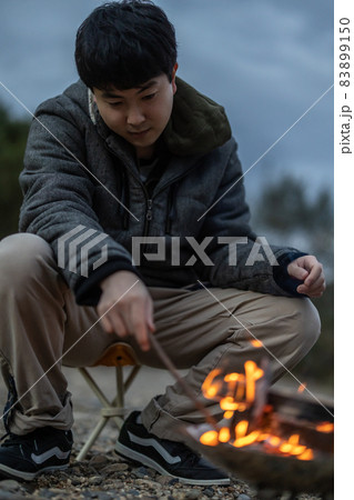 ソロキャンプで焚火を楽しむ ソロキャンプで焚火を楽しむ 83899150