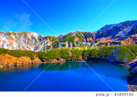 秋の立山室堂平みくりが池と立山連峰　立山黒部アルペンルート 83899590