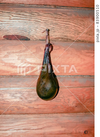 Bear gallbladder is  rare traditional product used in oriental and folk medicine. 83900510