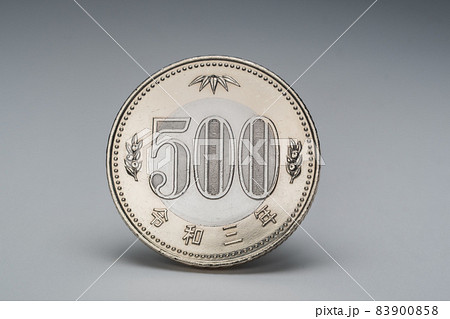 新デザインの500円硬貨  令和3年 83900858