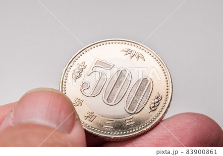 新デザインの500円硬貨  令和3年 83900861