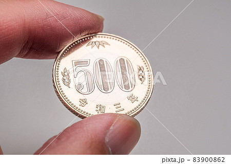新デザインの500円硬貨  令和3年 83900862
