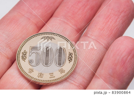 新デザインの500円硬貨  令和3年 83900864