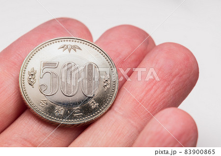 新デザインの500円硬貨  令和3年 83900865