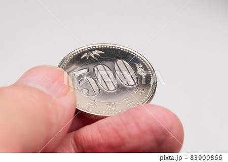 新デザインの500円硬貨  令和3年 83900866