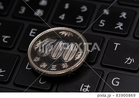 新デザインの500円硬貨  令和3年 83900869