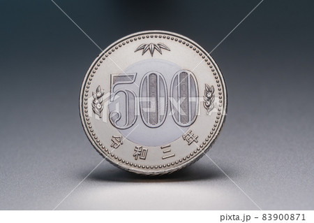 新デザインの500円硬貨  令和3年 83900871