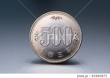 新デザインの500円硬貨  令和3年 83900872