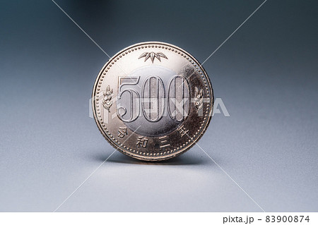 新デザインの500円硬貨  令和3年 83900874