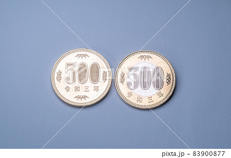 新デザインの500円硬貨  令和3年 83900877
