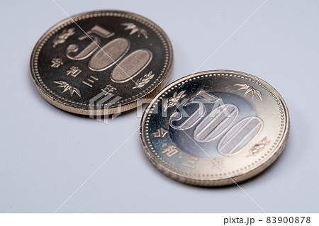 新デザインの500円硬貨  令和3年 83900878