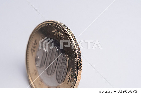 新デザインの500円硬貨  令和3年 83900879