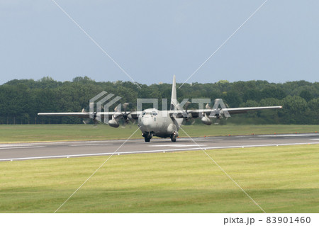 イタリア空軍C-130Jハーキュリーズ離陸 83901460