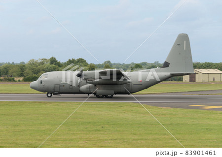 イタリア空軍C-130Jハーキュリーズ着陸 83901461