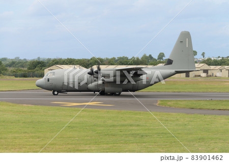 イタリア空軍C-130Jハーキュリーズ着陸 83901462