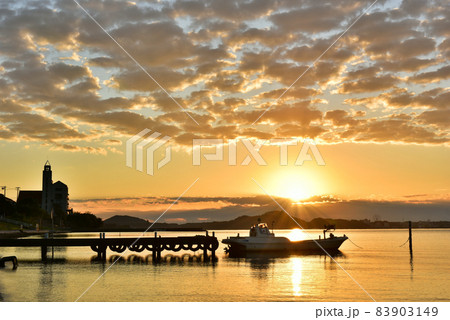 静かな湖の朝 83903149