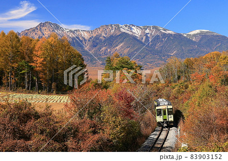 紅葉の小海線と八ヶ岳 83903152