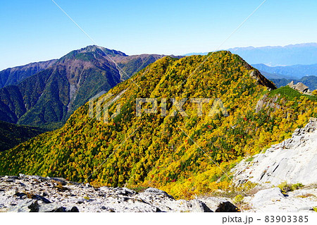 甲斐駒ヶ岳　山頂から見る仙丈ケ岳方面 83903385